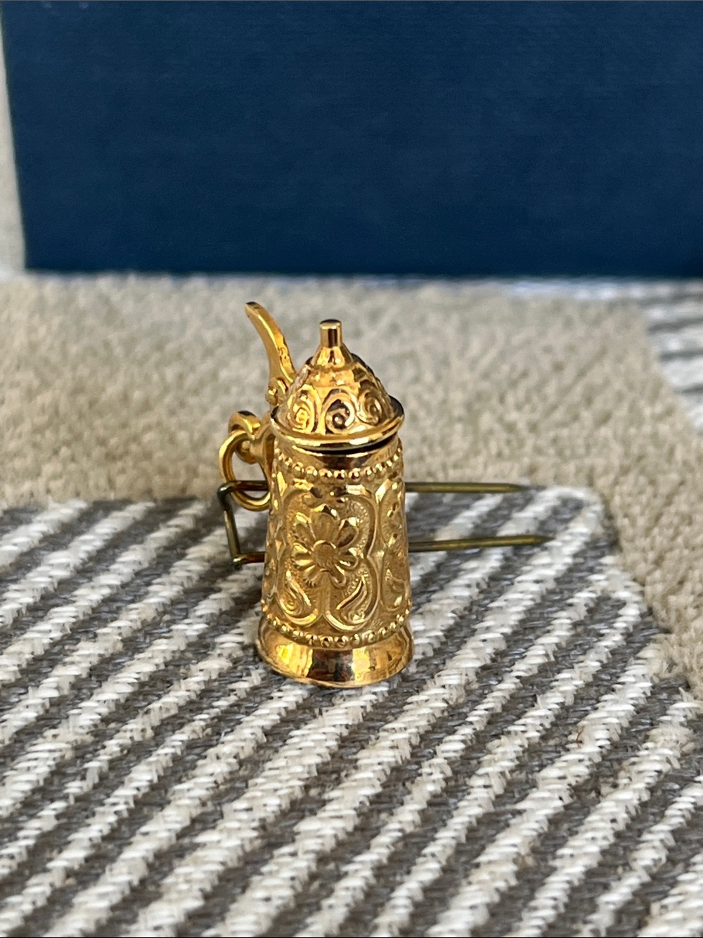 Juwelier Schneider Gold-tone Decorative Stein Charm in Navy Box - Picture 11 of 16